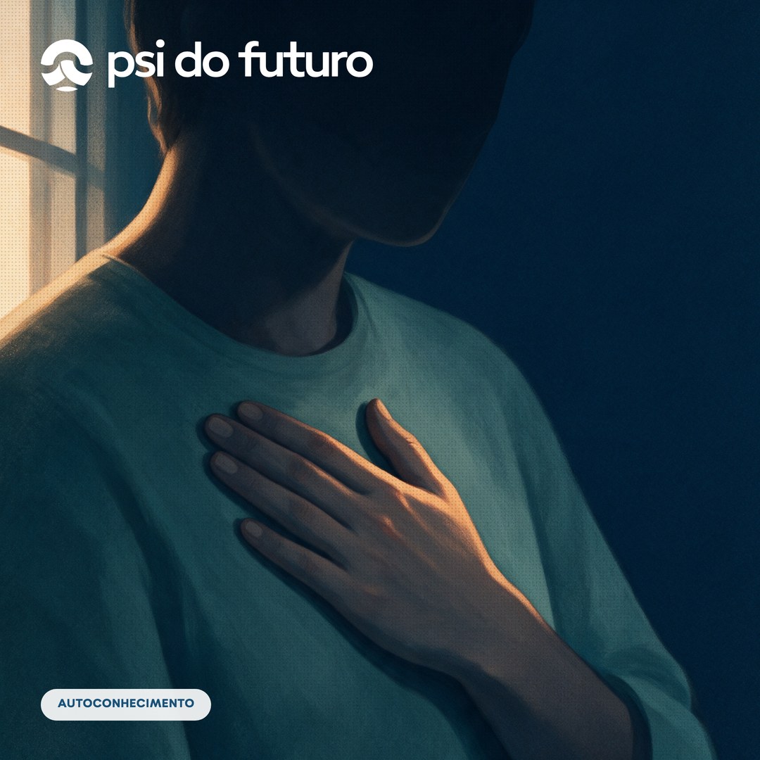 Pessoa em contraluz com a própria mão pousada sobre o peito, num gesto silencioso de acolhimento