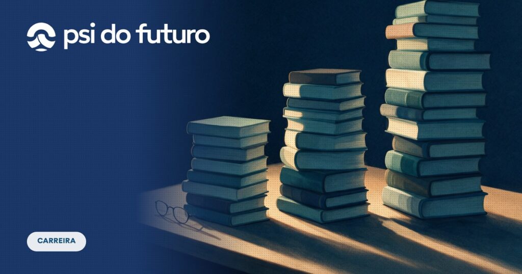 Três pilhas de livros de alturas crescentes sobre uma mesa de madeira, iluminadas pela luz de uma janela