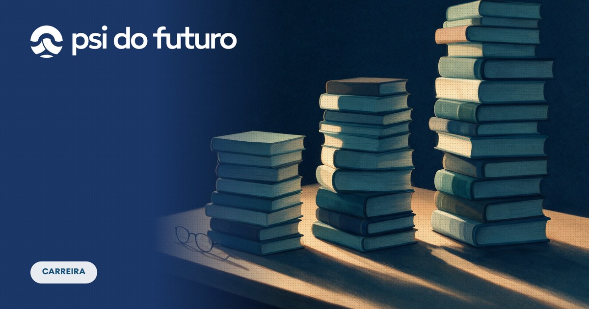 Três pilhas de livros de alturas crescentes sobre uma mesa de madeira, iluminadas pela luz de uma janela
