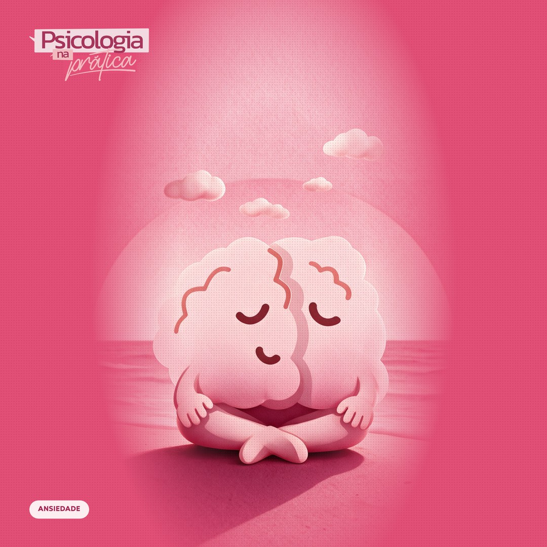 Mascote cérebro do podcast Psicologia na Prática sentado em posição de meditação na areia da praia, com pequenas nuvens passando acima da cabeça e o mar ao fundo